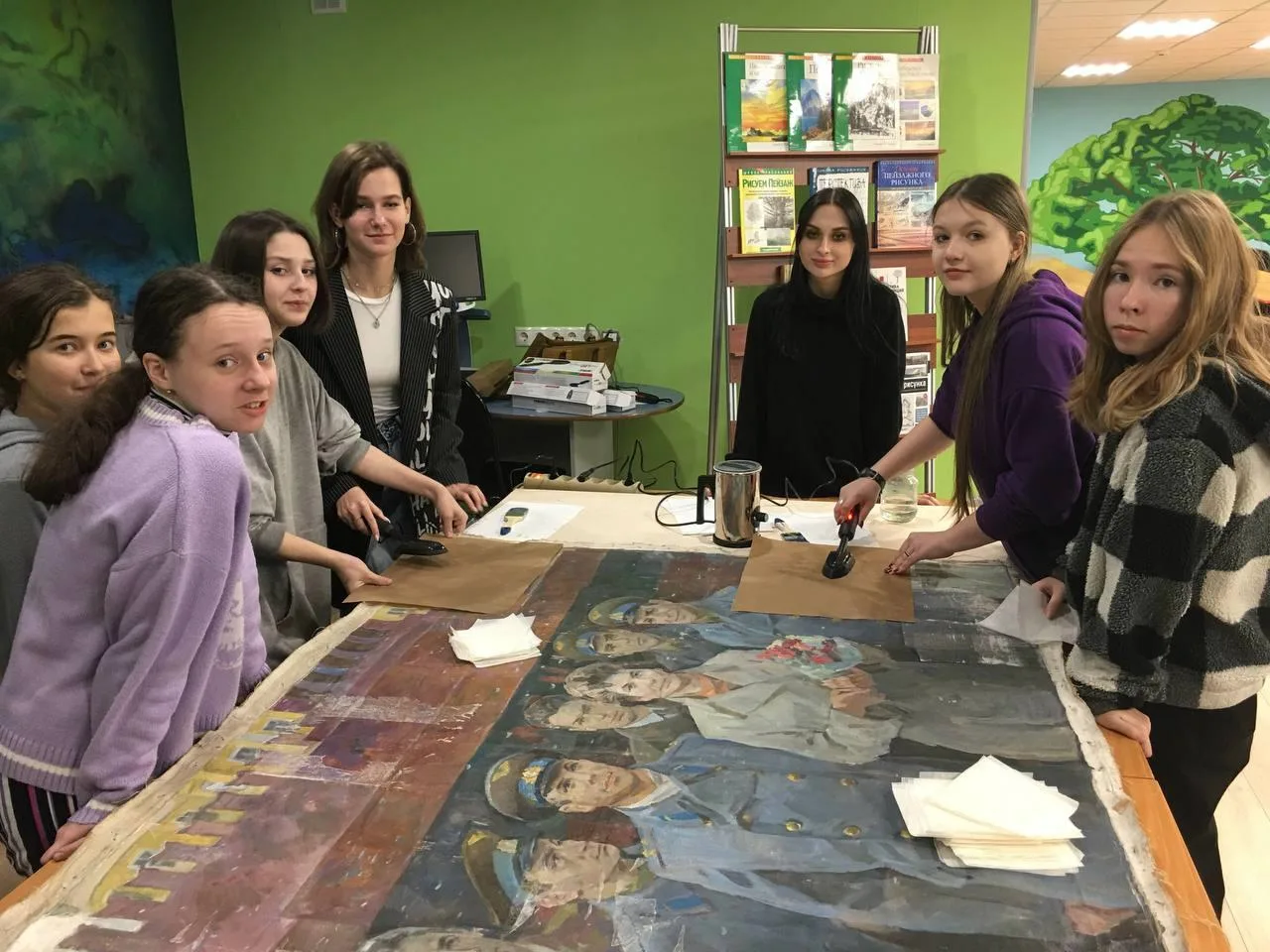 Студенты Люберецкого техникума имени Гагарина реставрируют картину «Космонавты на Красной площади»