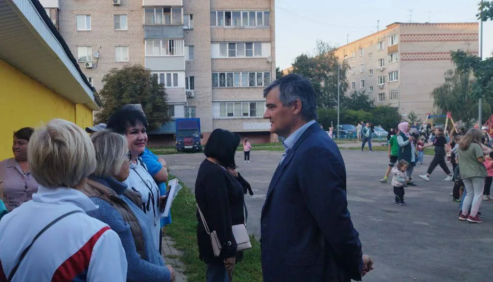 Депутат Дмитрий Лактионов встретился с жителями поселка в Люберцах