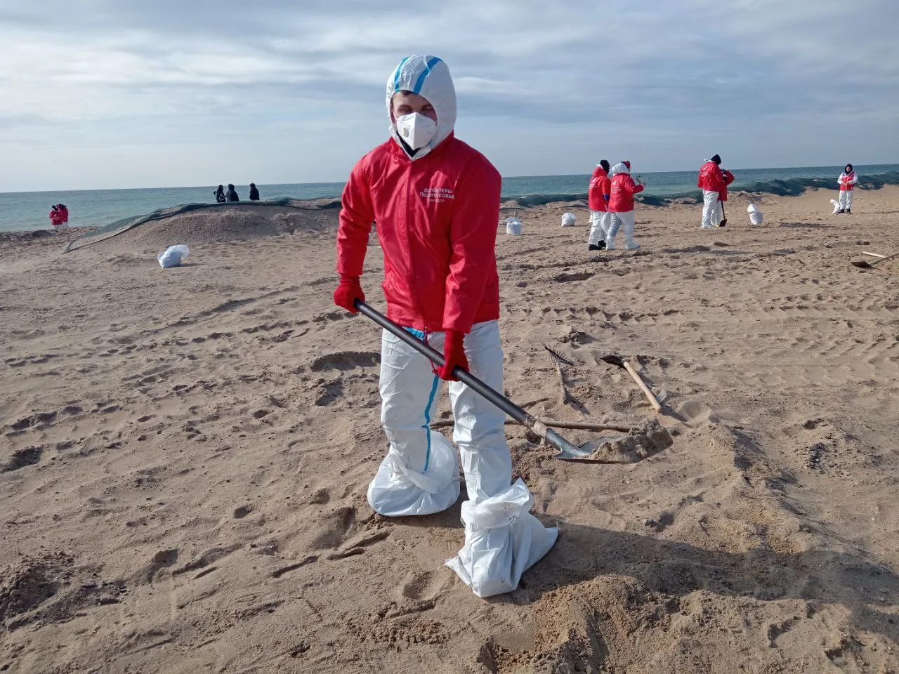 Люберецкие волонтёры помогают очищать побережье Чёрного моря