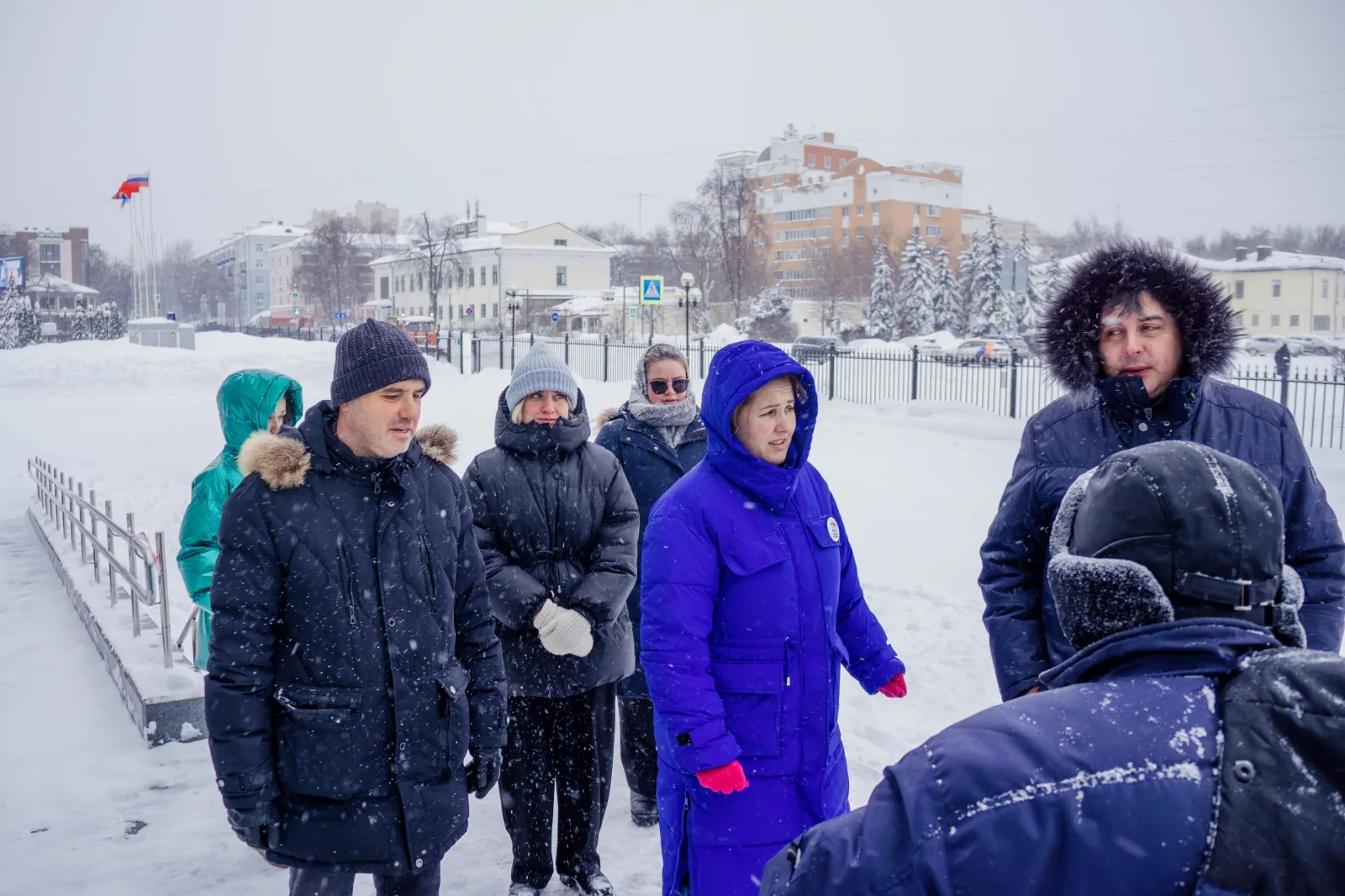 «Единая Россия» проверила ход очистки Центрального парка от снега
