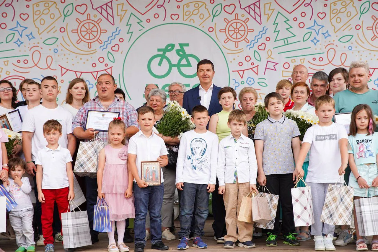 Владимир Волков вручил семьям Люберец благодарственные письма