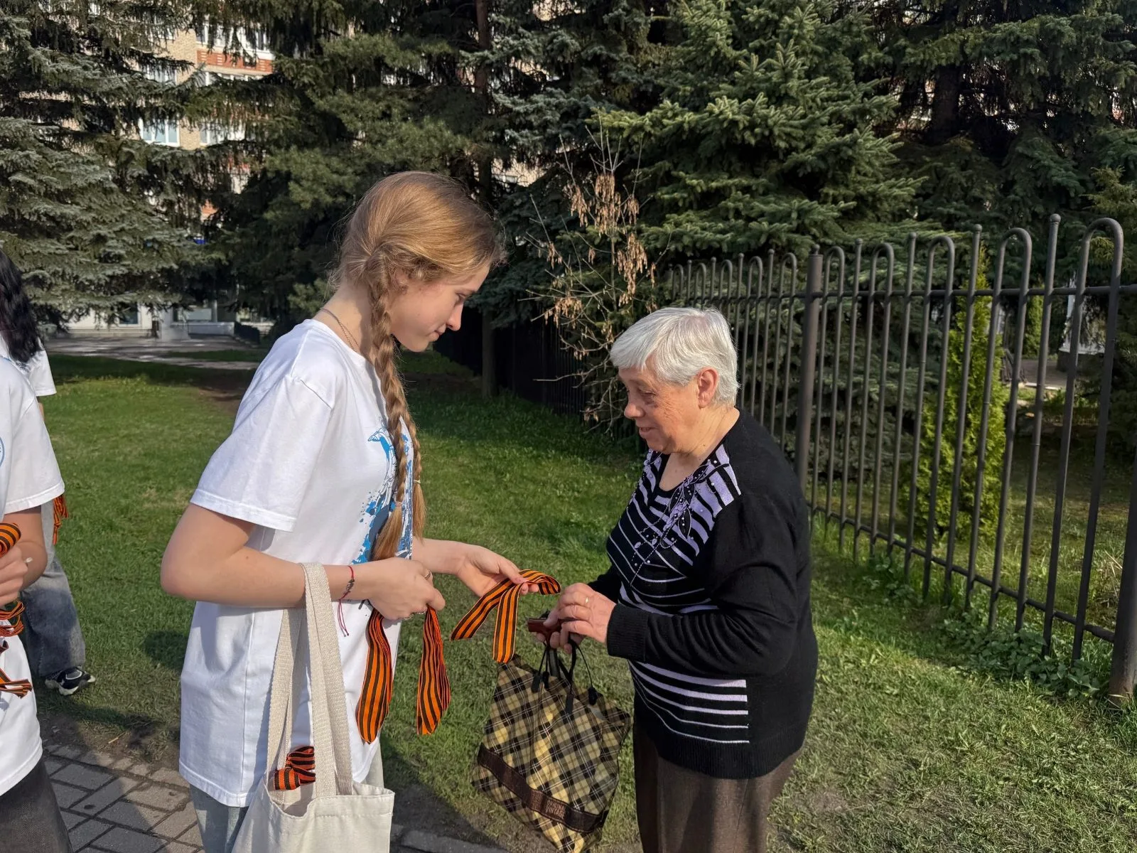 Люберецкие волонтёры принимают участие во всероссийской акции «Георгиевская ленточка»