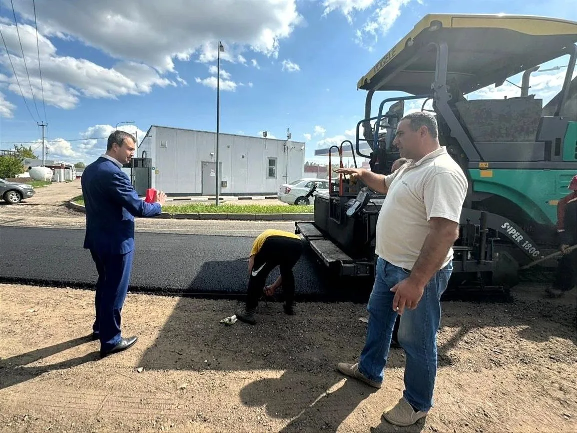 Депутат Люберец проверил ремонт дороги в поселке Томилино