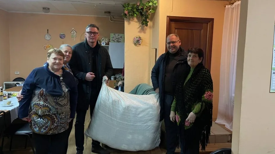 Партийцы передали 20 килограммов пряжи Обществу инвалидов Люберец