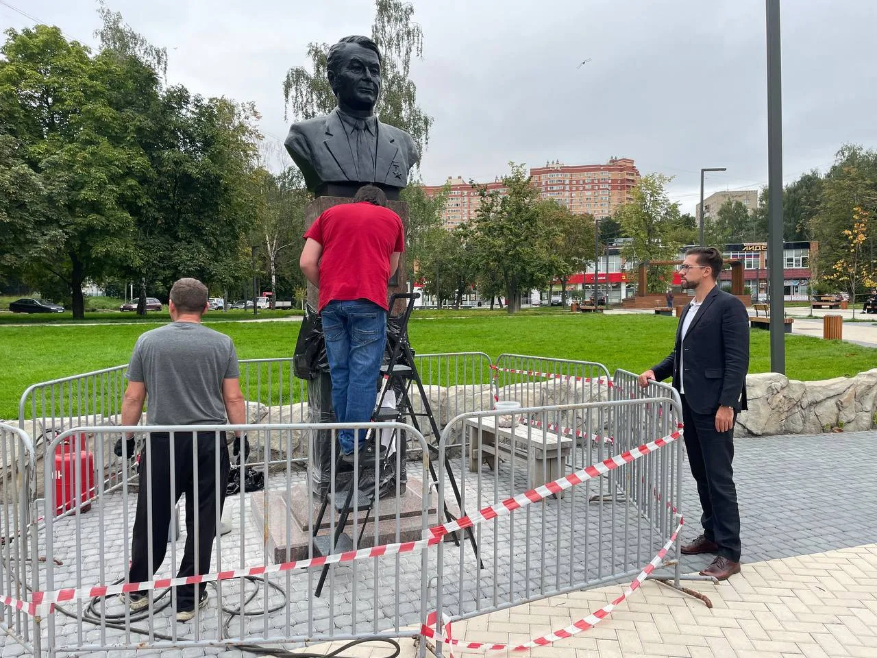 Отреставрировали бюст Бориса Громцева в Дзержинском городского округа Люберцы