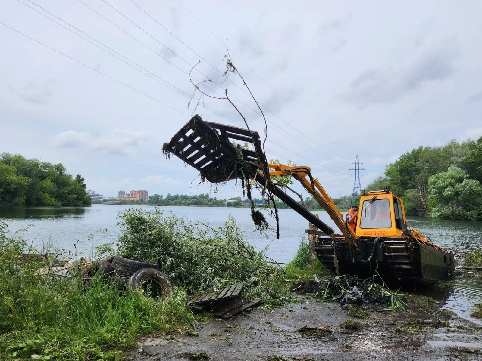 В поселке Люберец начались работы по расчистке Птичьего карьера