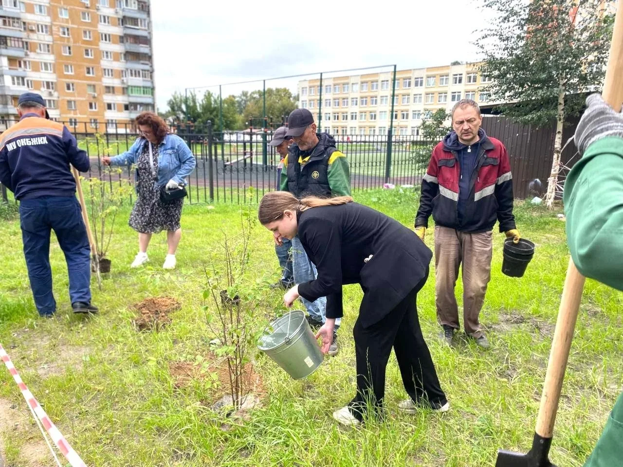 Более 140 кустарников высадили в поселке Люберец в рамках экологической акции