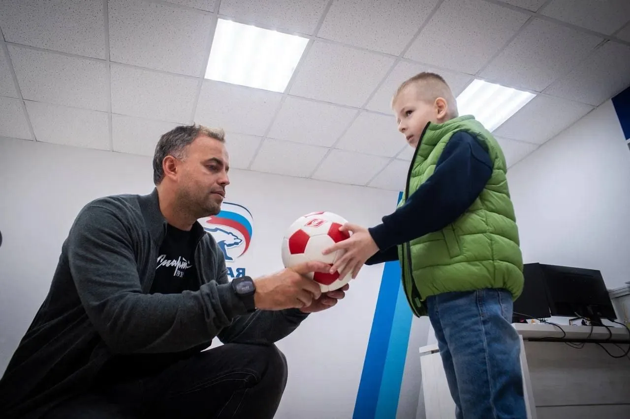 Люберецкий депутат передал детям участника СВО школьные наборы и мячи