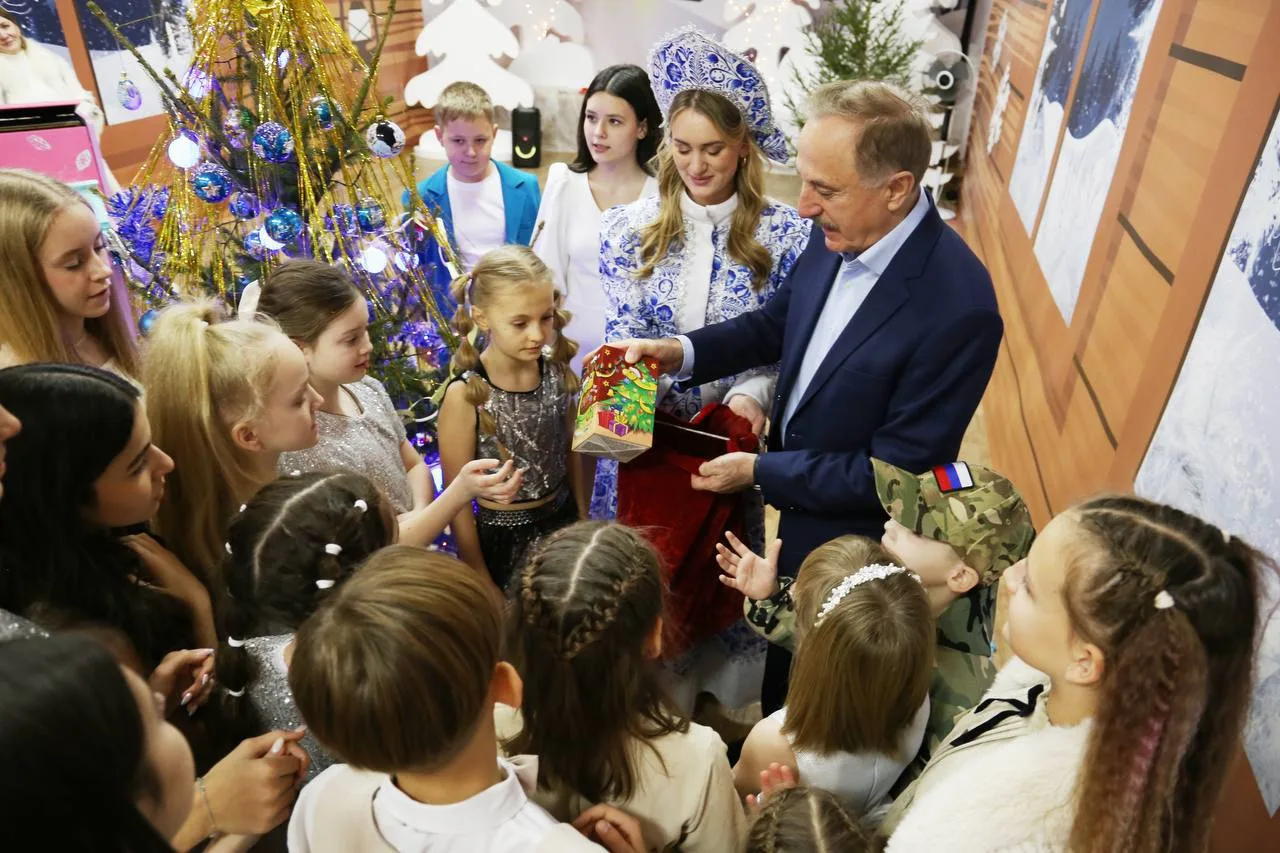 Владимир Ружицкий поздравил с Новым годом детей участника СВО