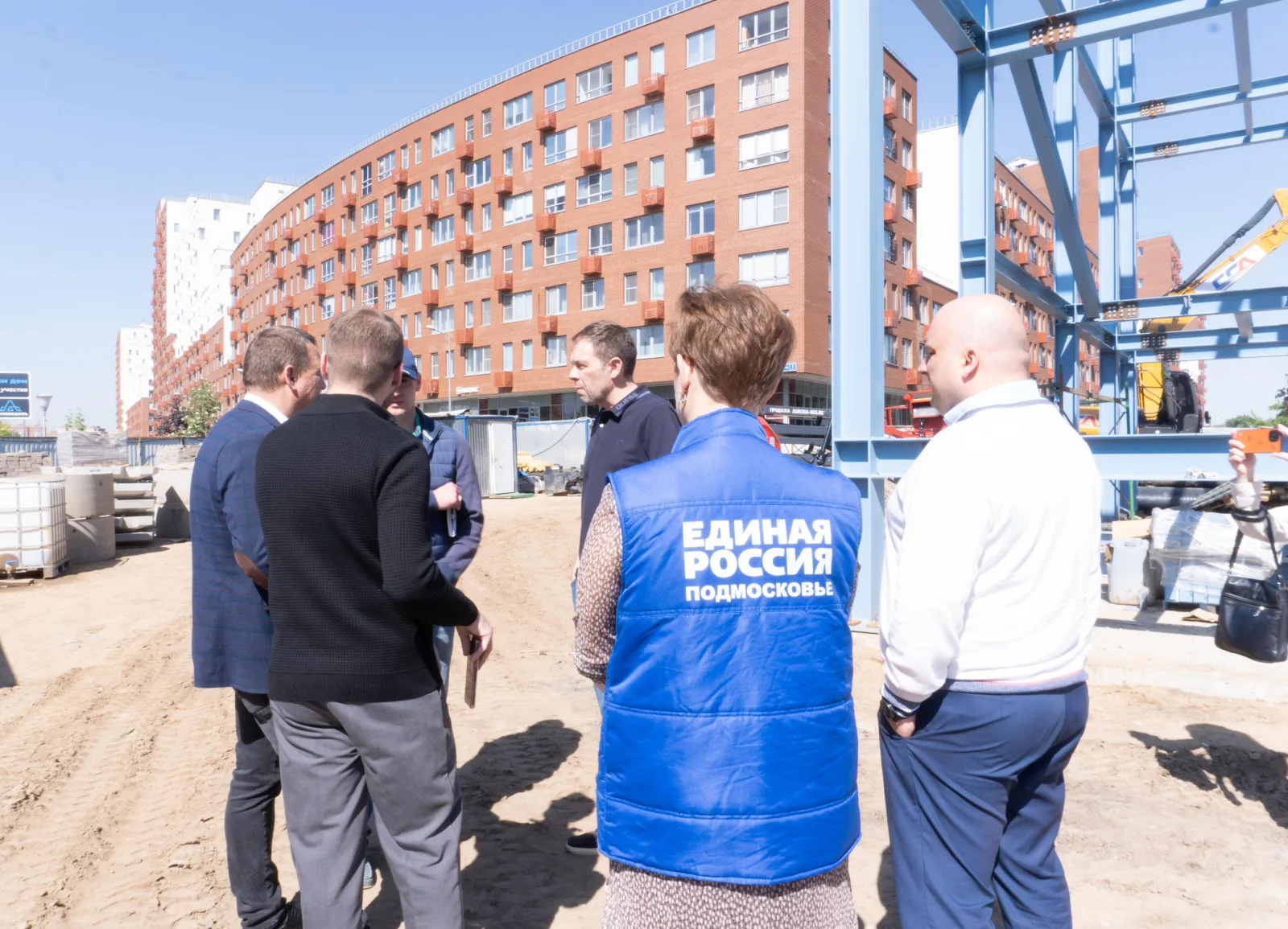 Представители «Единой России» проверили ход возведения надземного пешеходного перехода через Егорьевское шоссе
