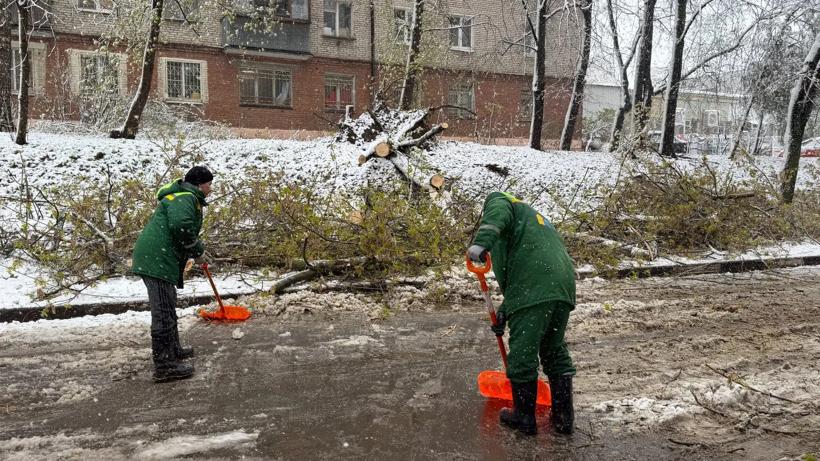 Последствия апрельской непогоды устраняют в Дзержинском