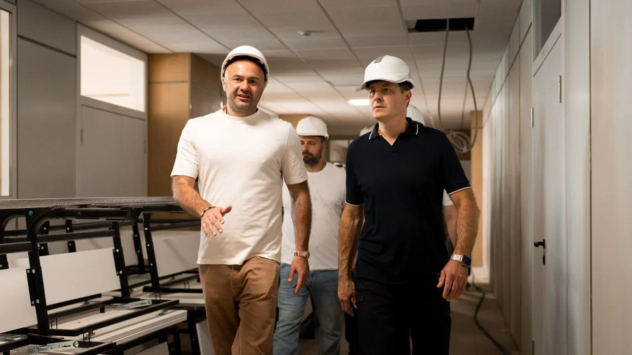 Сборку мебели ведёт подрядчик в новом воспитательно-образовательном комплексе «Успех» в Дзержинском