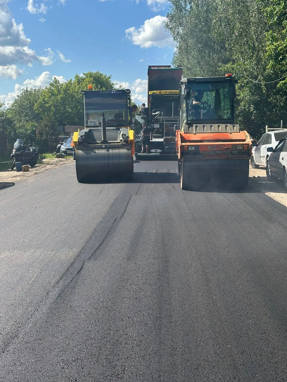 Более 12 тысяч квадратных метров дорожного полотна обновят на трех улицах в Дзержинском