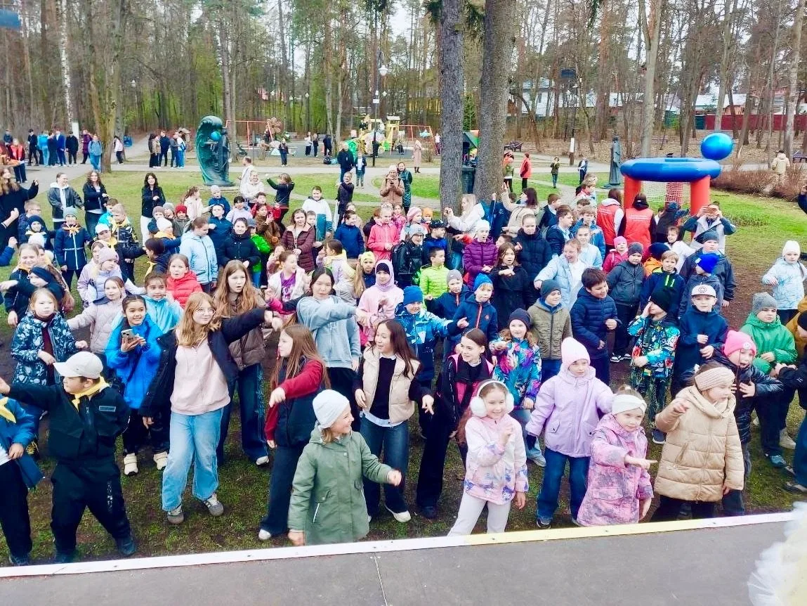 Несколько семей алтайских белок выпустили в томилинском Парке Сказок во время «Белкофеста»