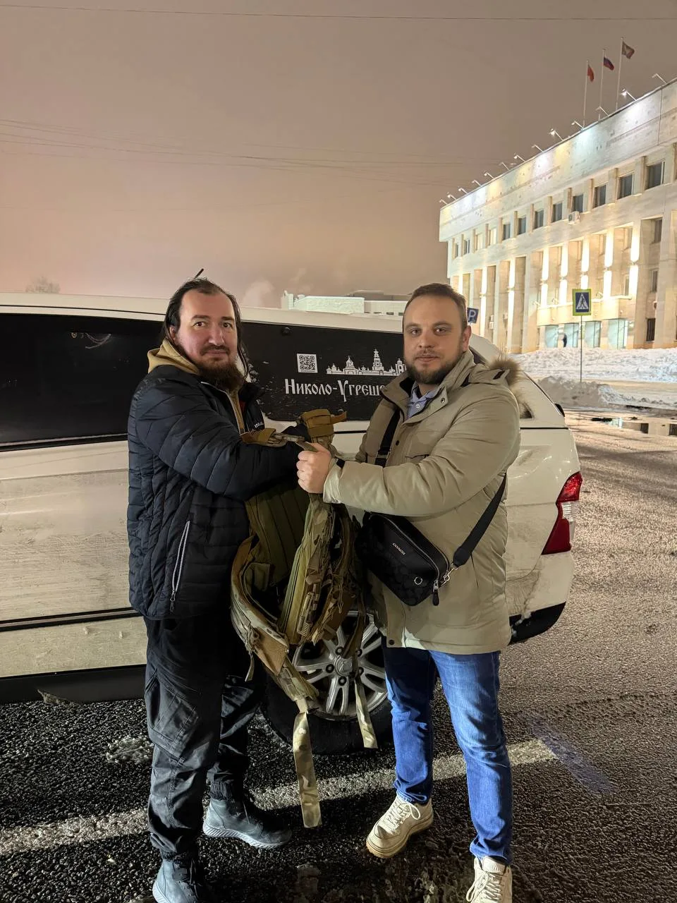 «Единая Россия» помогла с экипировкой: бронежилет для бойцов передали через Николо-Угрешский монастырь