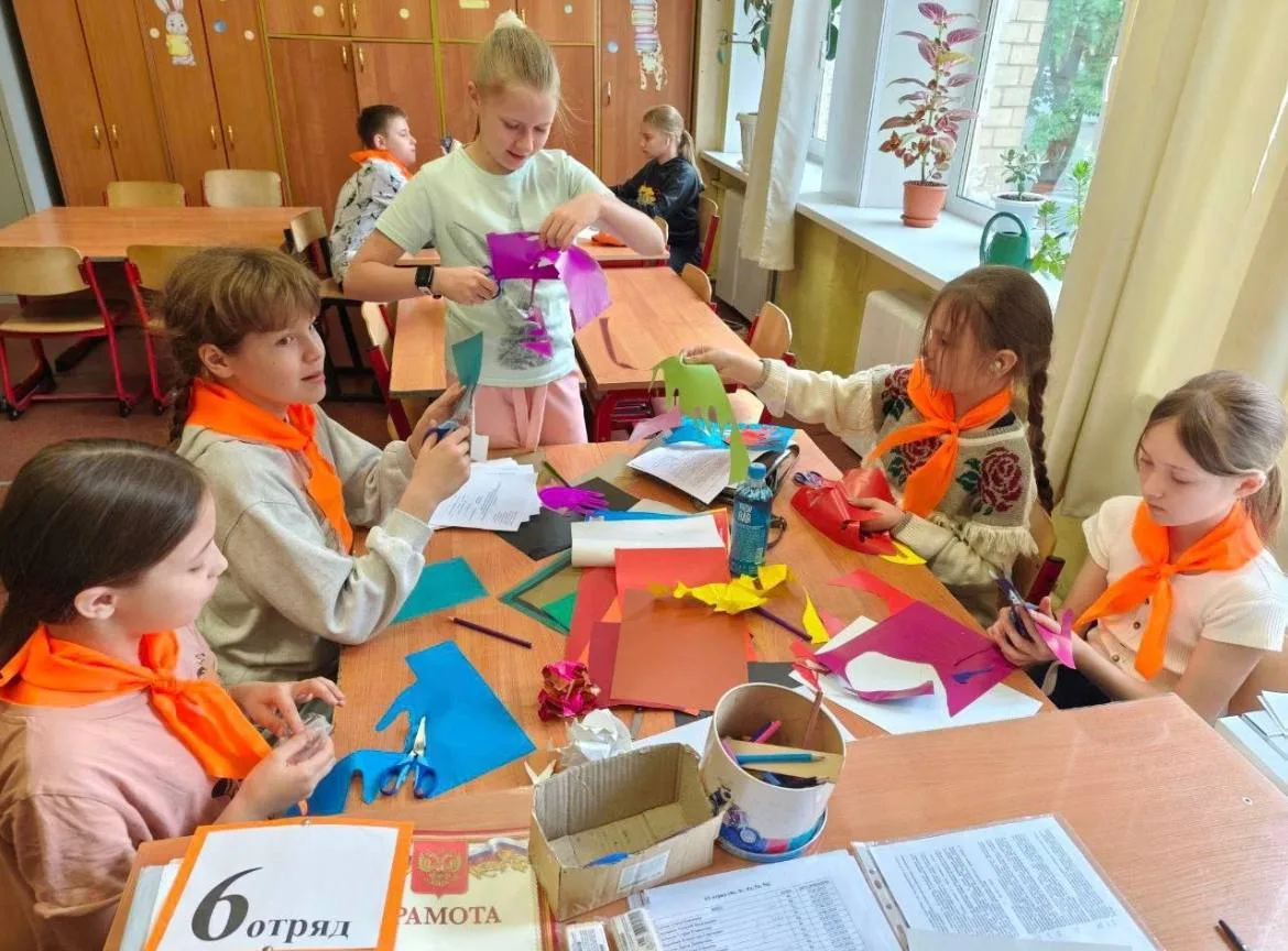 Почти 200 школьников отдыхают в летнем лагере в поселке Люберец