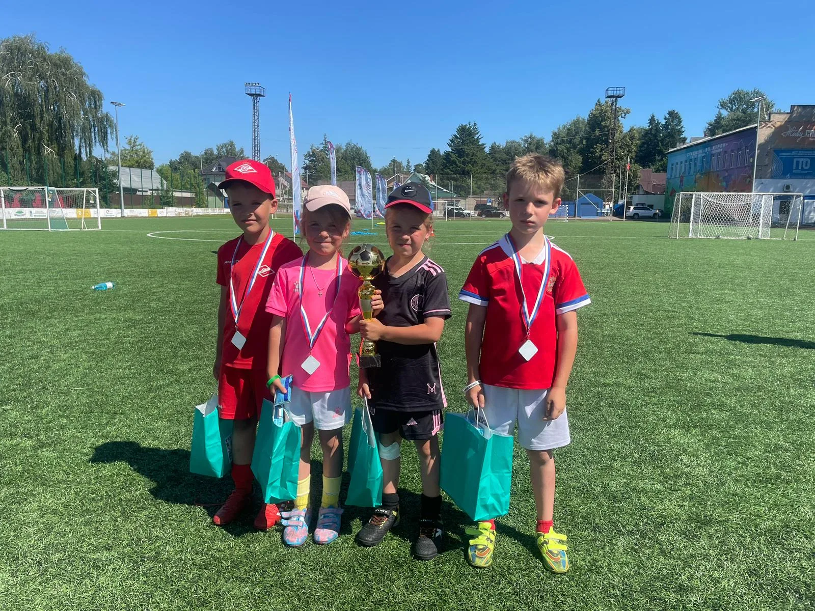 Слёт воспитанников футбольных школ Люберец прошёл на стадионе «Электрон» 