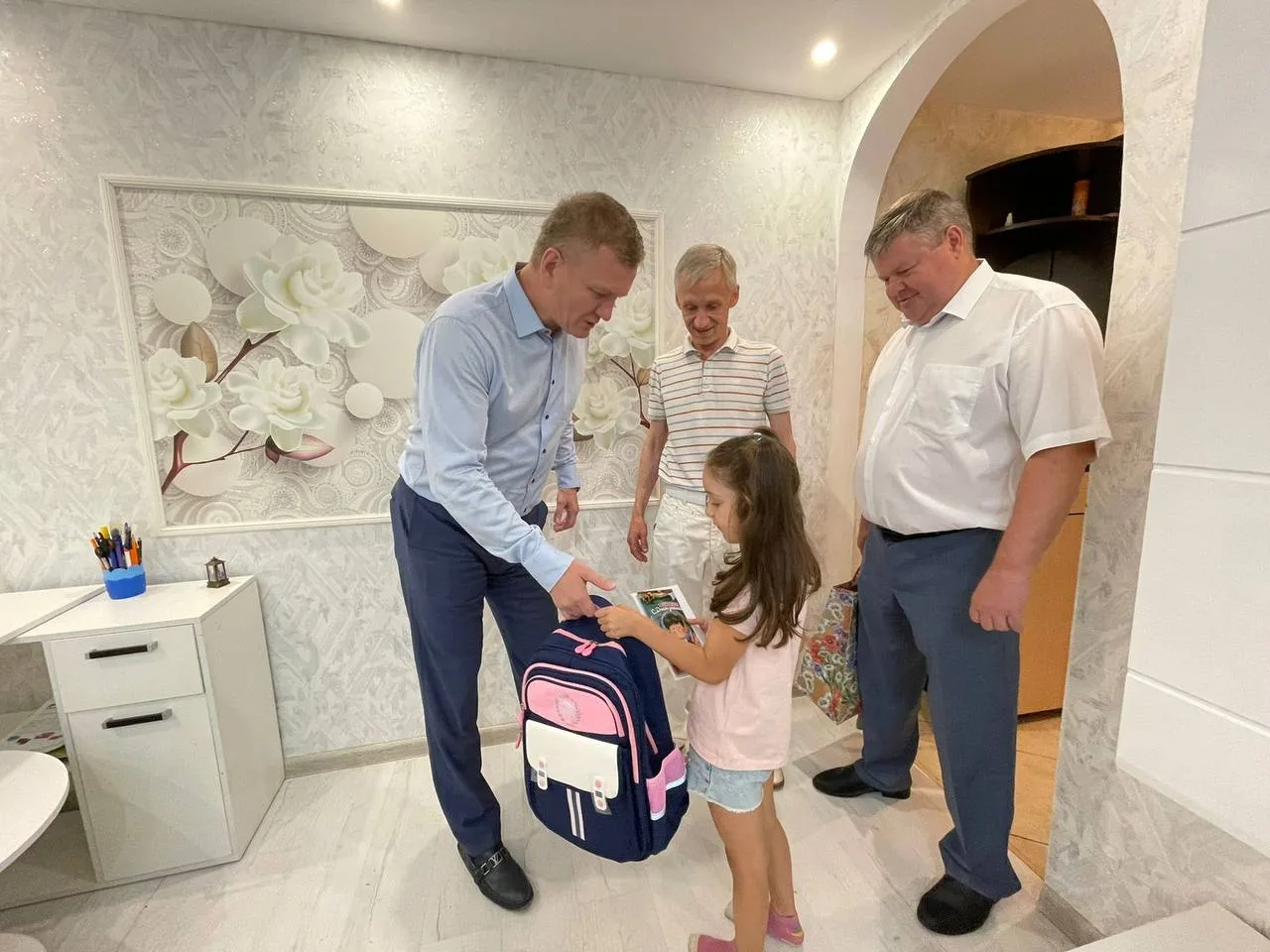 Депутаты Мособлдумы передали канцелярские принадлежности школьникам Люберец