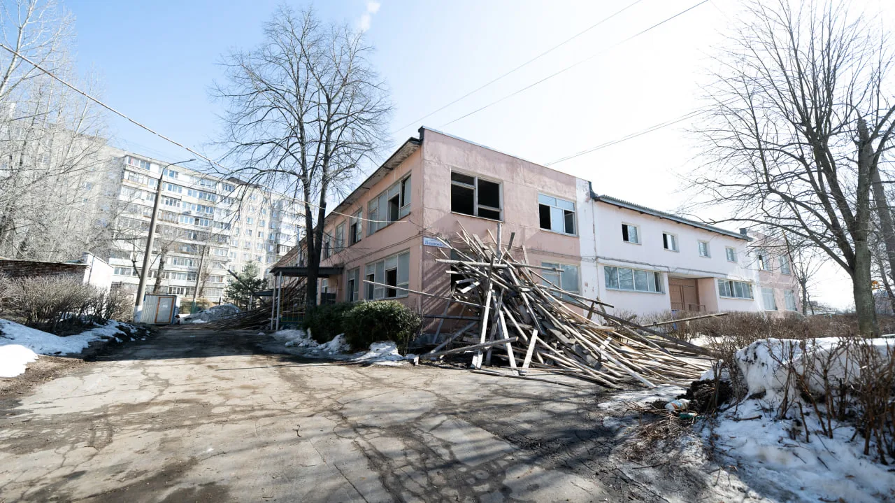 Демонтажные работы ведутся внутри здания дошкольного отделения лицея №3 в Дзержинском