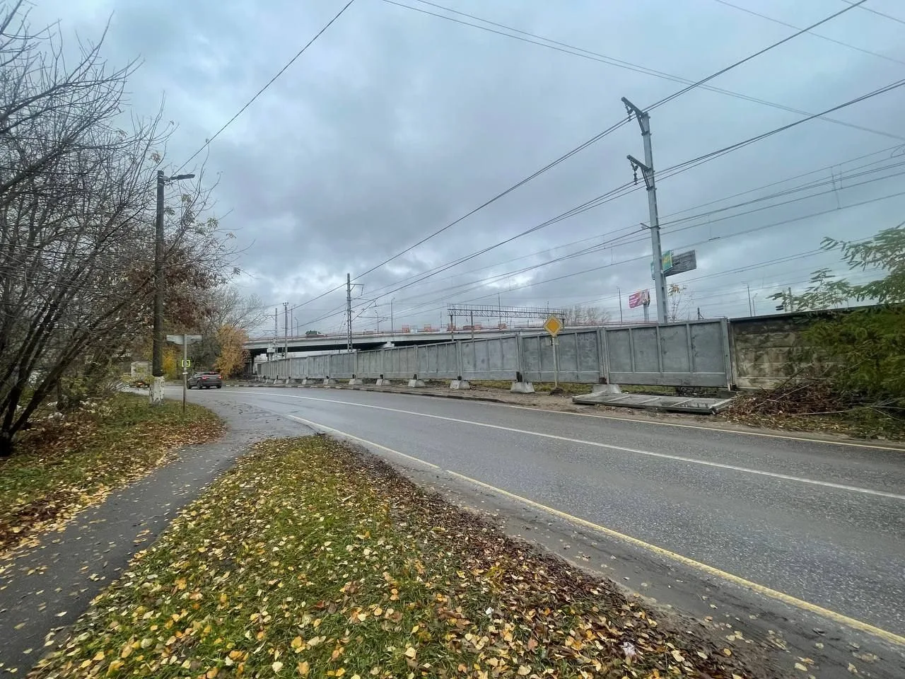 Более 100 метров ограждений вдоль железной дороги смонтировали в Люберцах с начала года