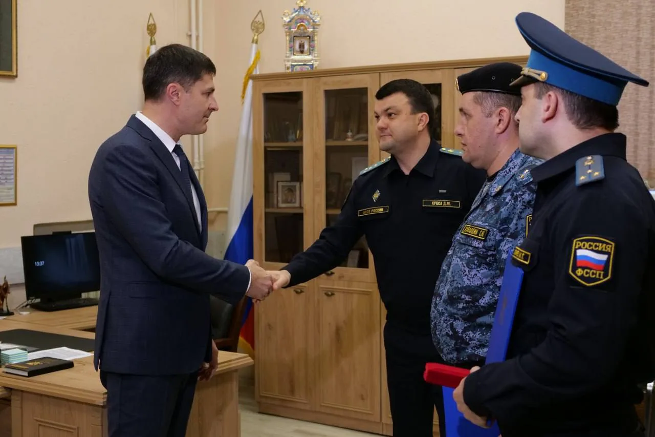 Владимир Волков вручил судебным приставам Люберец знаки отличия за помощь в задержании мужчины с мачете