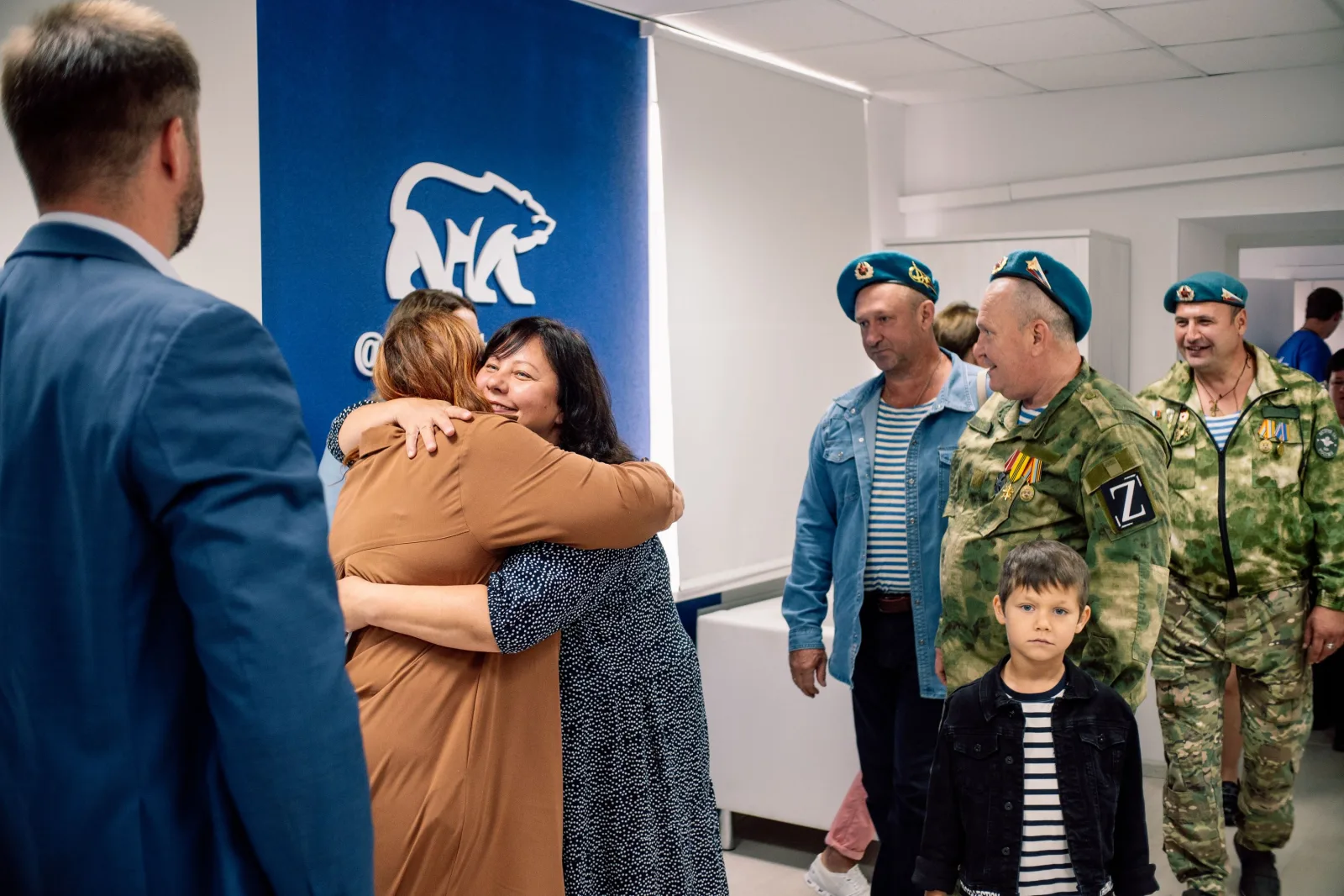 Партийцы поздравили военнослужащих Люберец с Днем ВДВ 