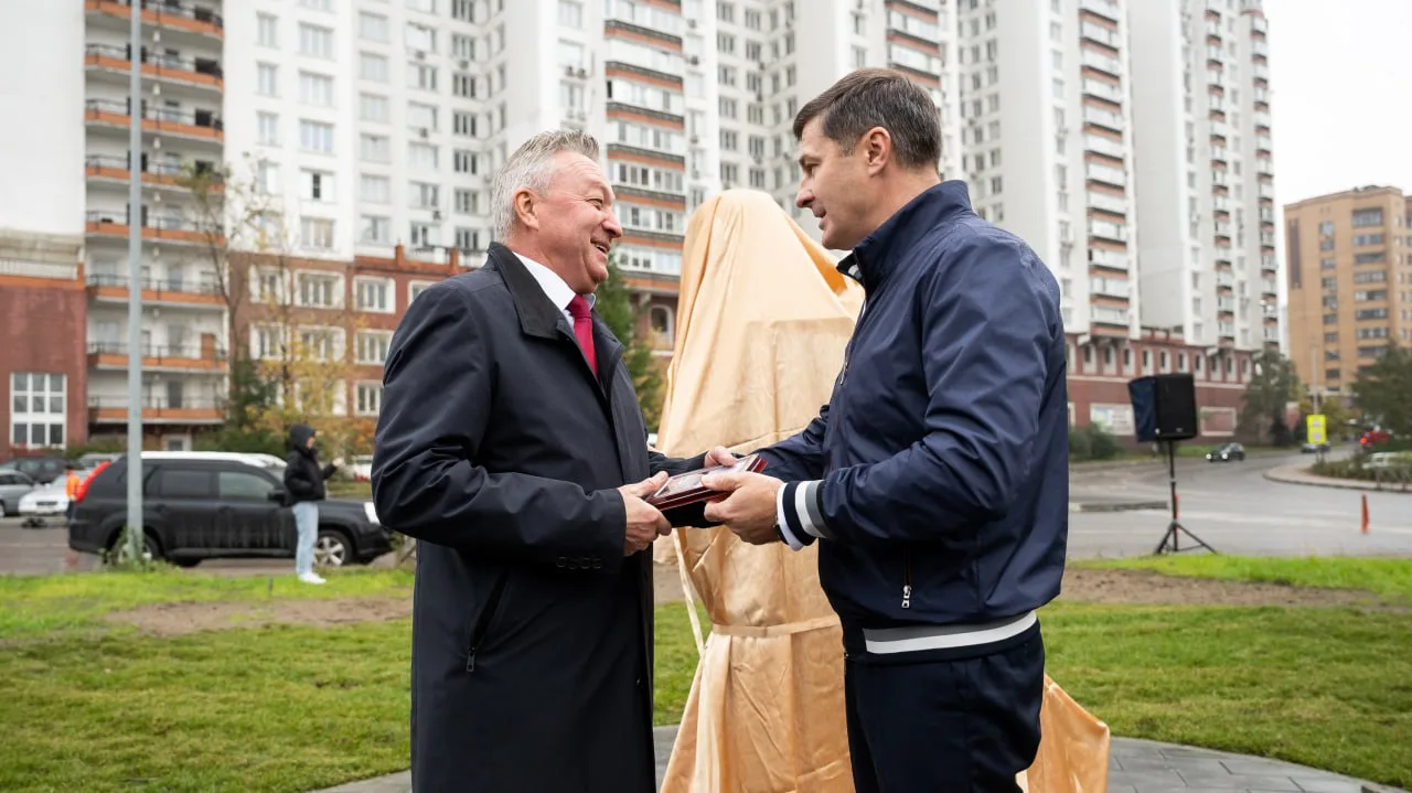 Скульптурную композицию «Здравствуй, школа!» открыли у новой школы «Успех» в Дзержинском