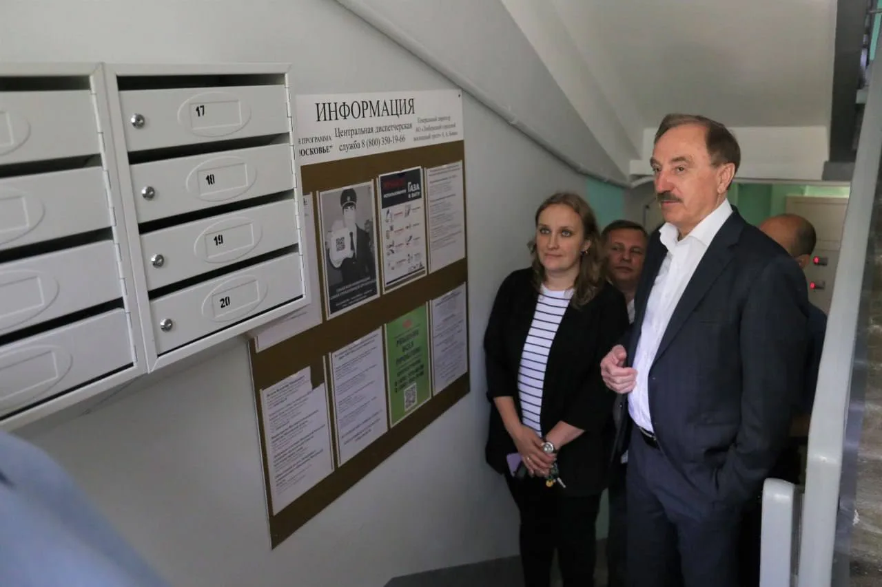 Владимир Ружицкий проинспектировал качество ремонта подъездов МКД в Люберцах
