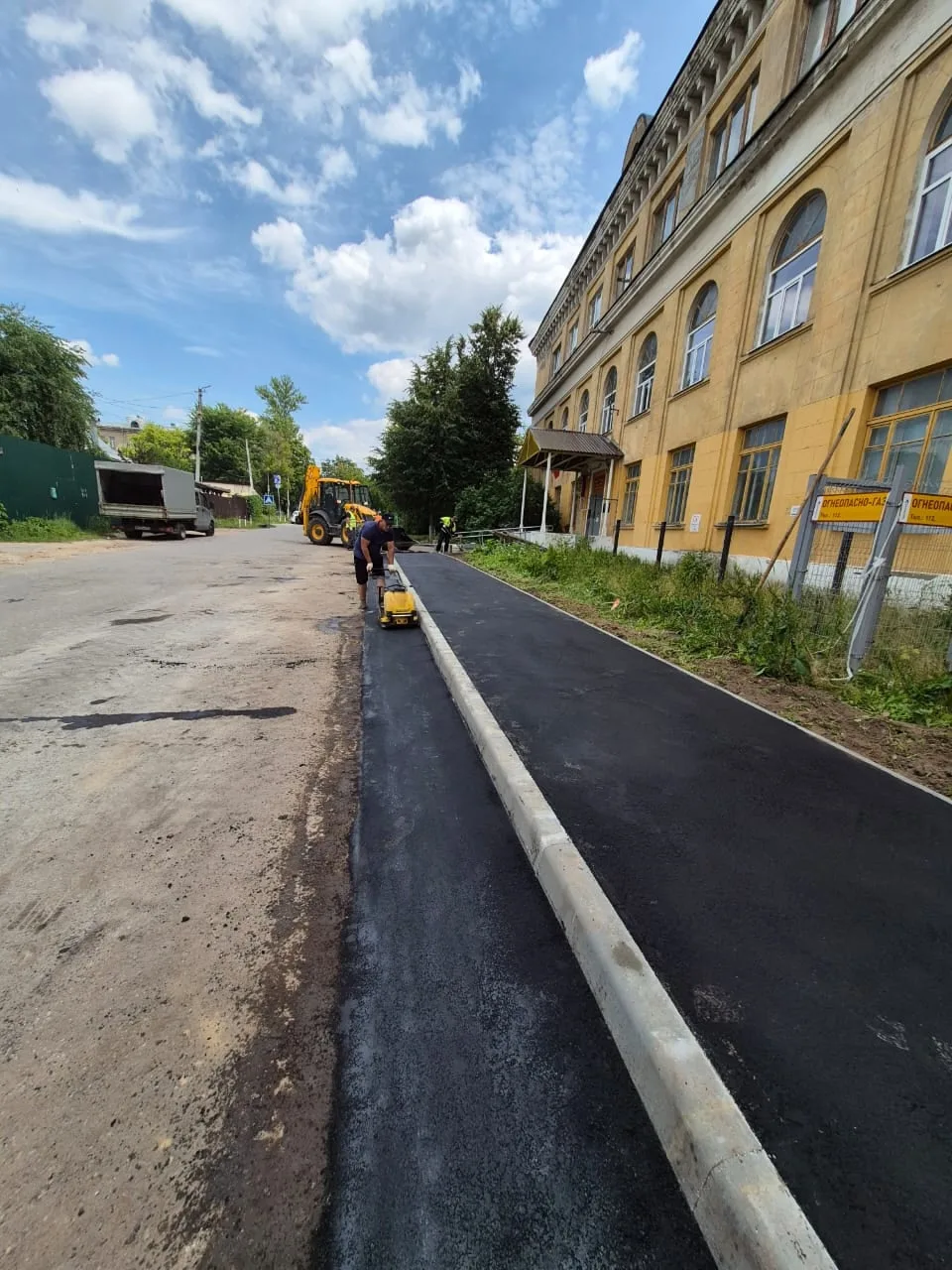 В посёлке Люберец завершают работы по благоустройству пешеходной зоны