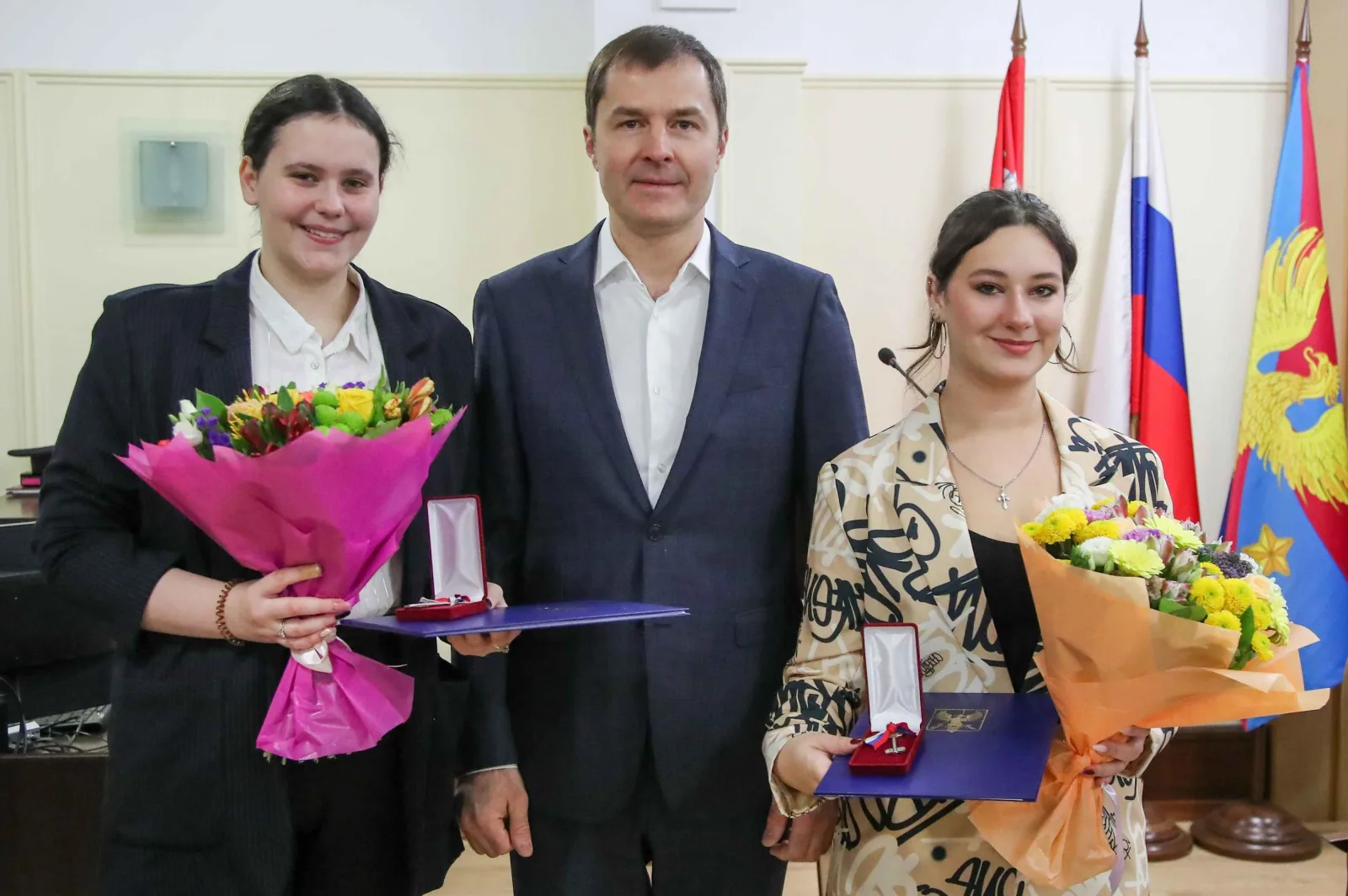 Владимир Волков вручил ключи от новых квартир двум детям-сиротам