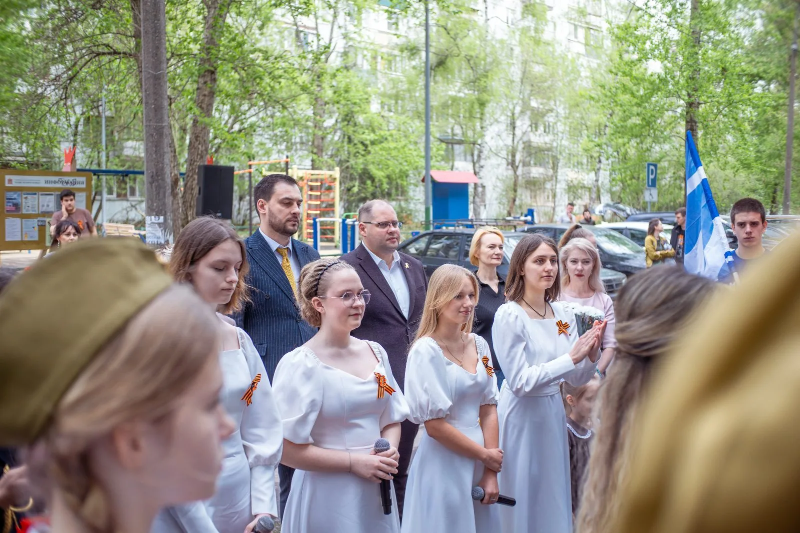 «Единая Россия» поздравила участника ВОВ Ивана Мишиненкова с 81-летием Победы во дворе его дома в Люберцах