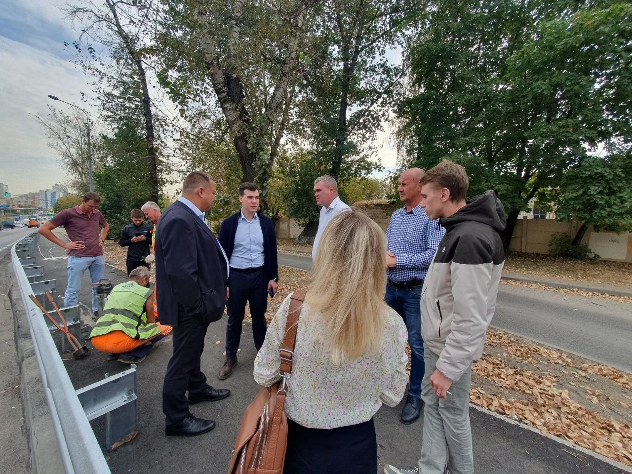 В поселке Люберец завершили работы по обустройству тротуара и ограждения вдоль дороги