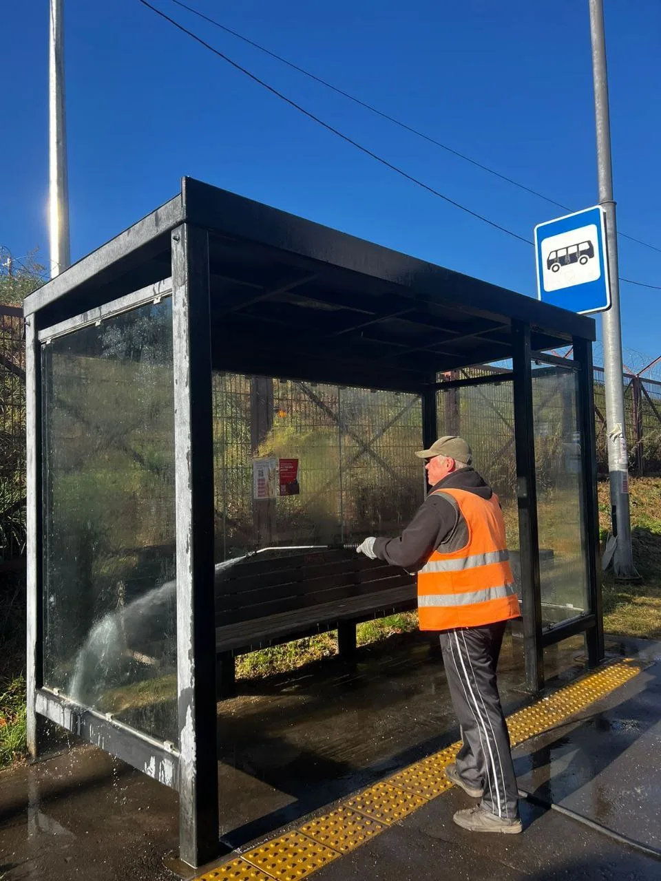 Более 300 остановочных павильонов убирают в Люберцах ежедневно