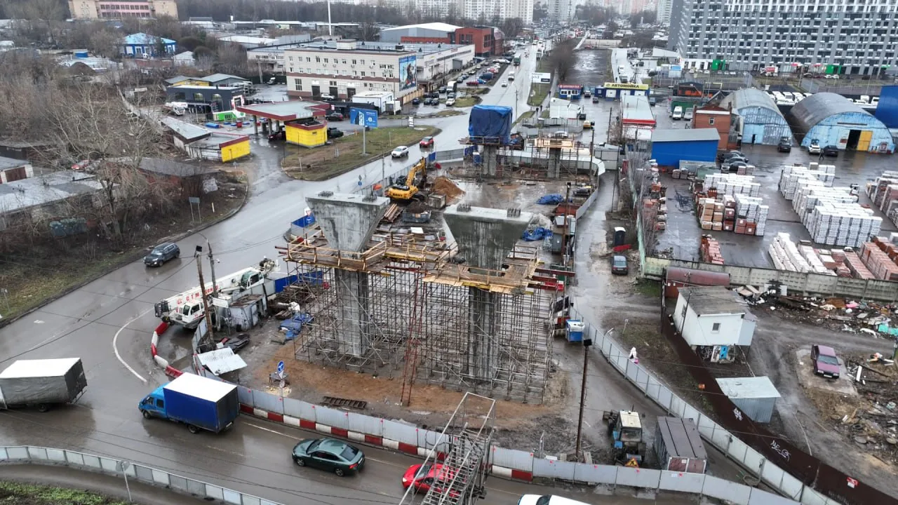 Бетонирование ригелей на опорах будущего путепровода над железной дорогой началось в Люберцах