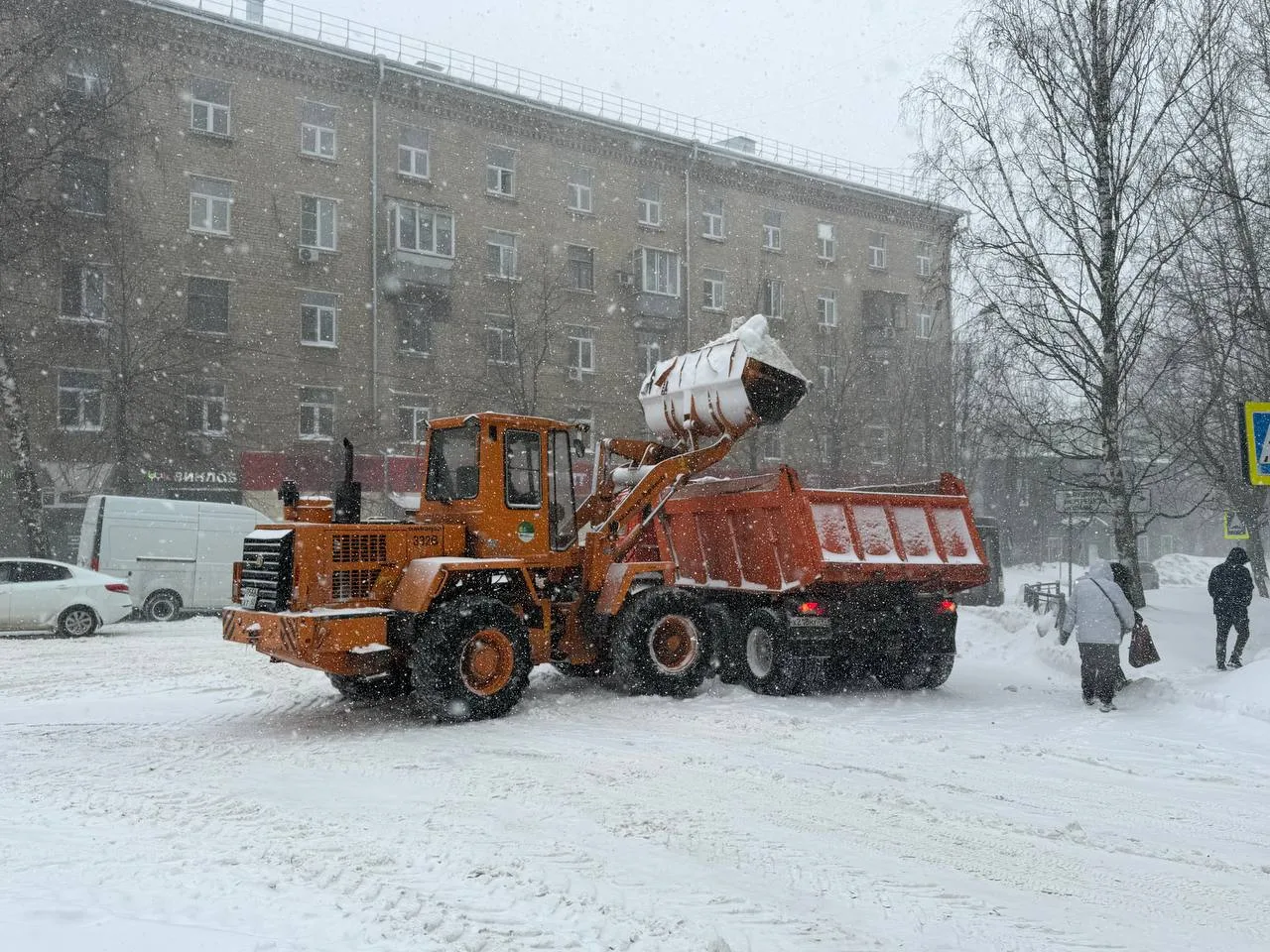 Свыше 130 единиц техники задействовано в Люберцах для очистки дорог от снега