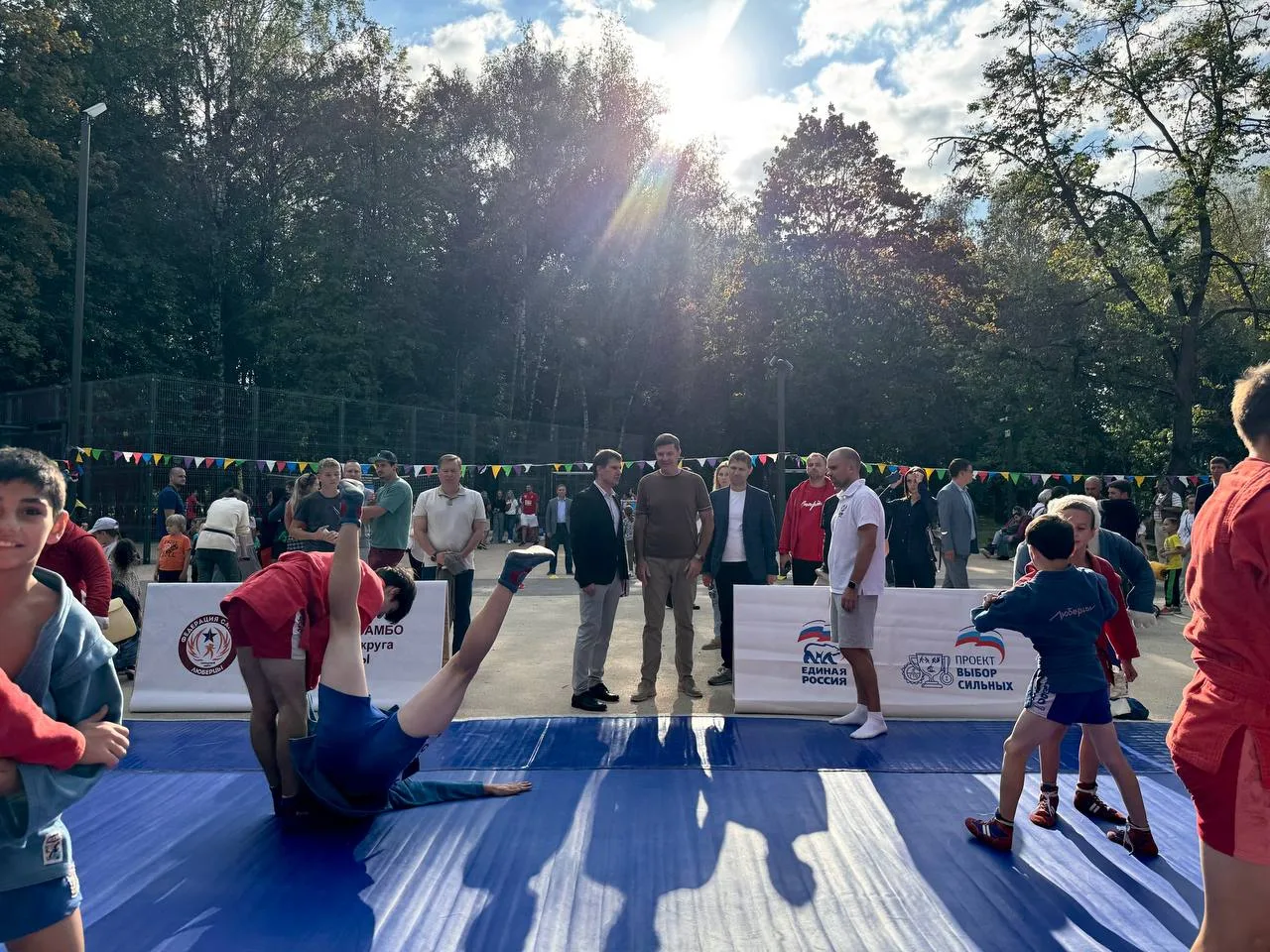 Самбо в парке: более 100 люберчан вышли на открытую тренировку в День города