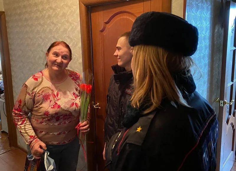 Полицейские Люберец поздравили с 8 марта вдов сотрудников, погибших при исполнении служебного долга