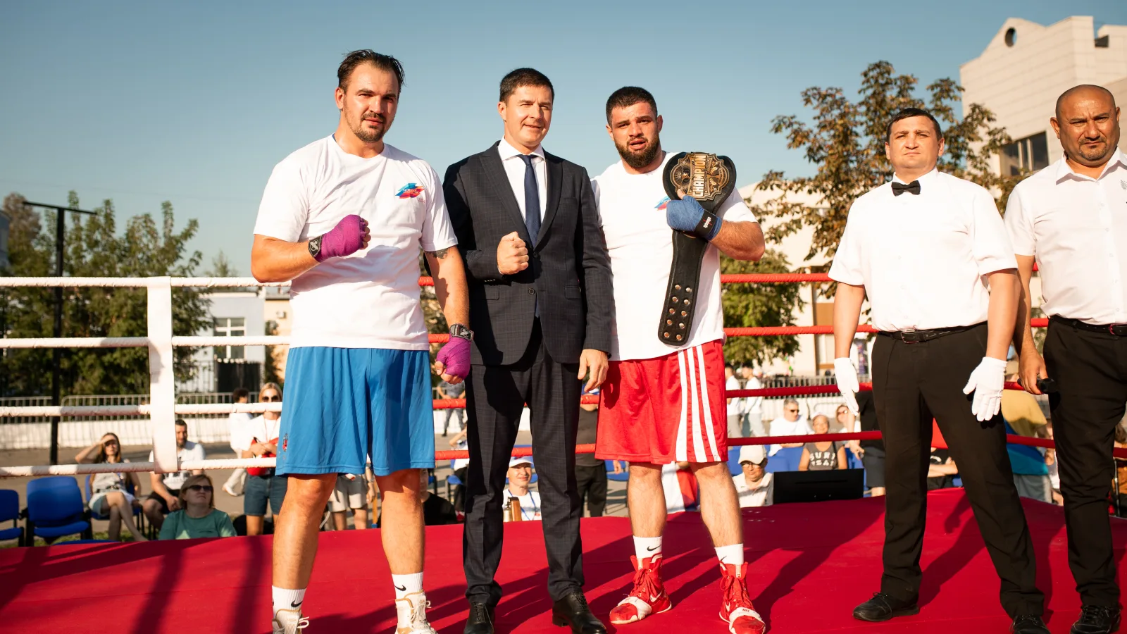 Владимир Волков вручил чемпионский пояс победителю турнира по боксу в честь Дня города