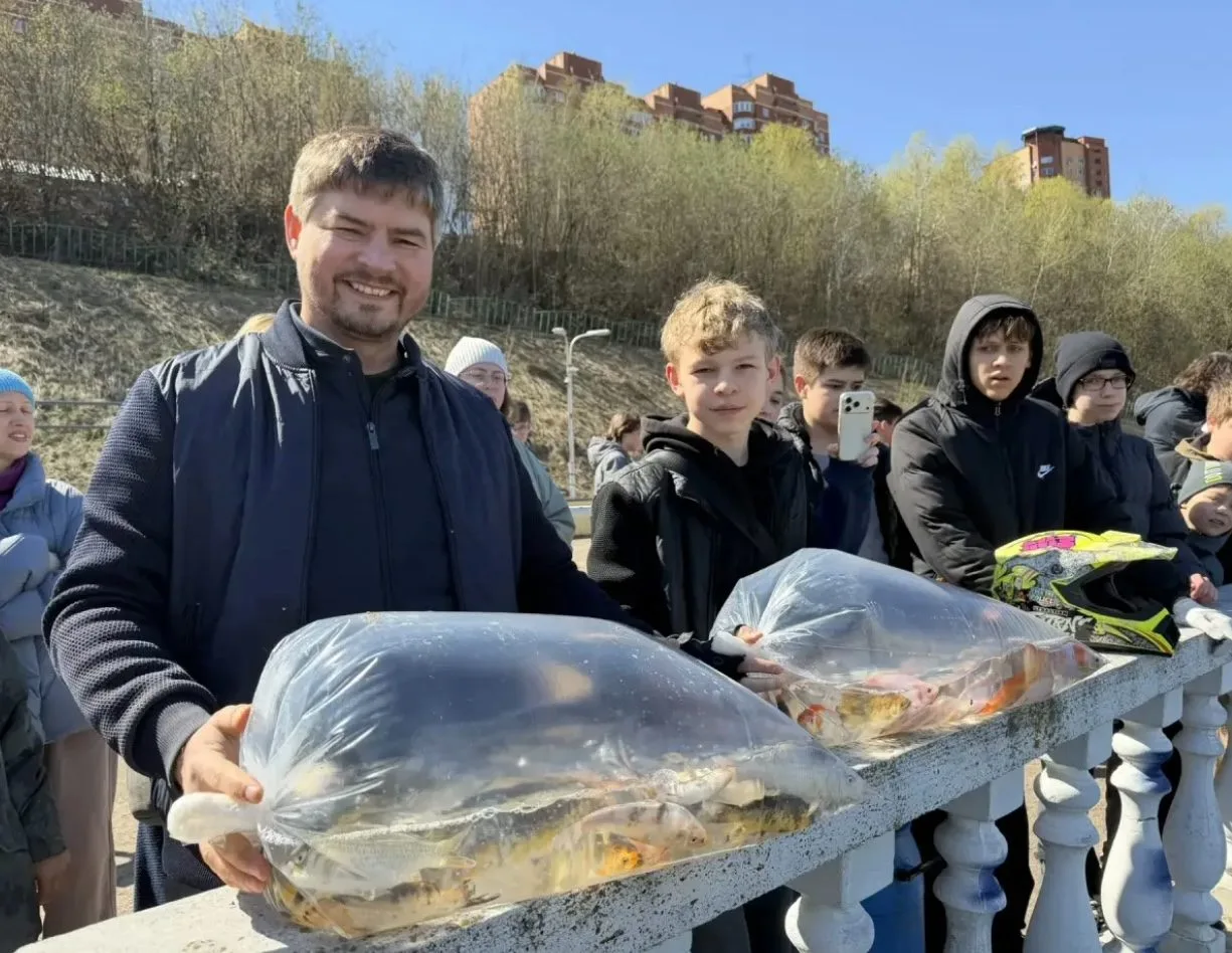 Почти полторы тысячи мальков запустили в Дзержинский карьер Люберец в рамках акции «Вода России»