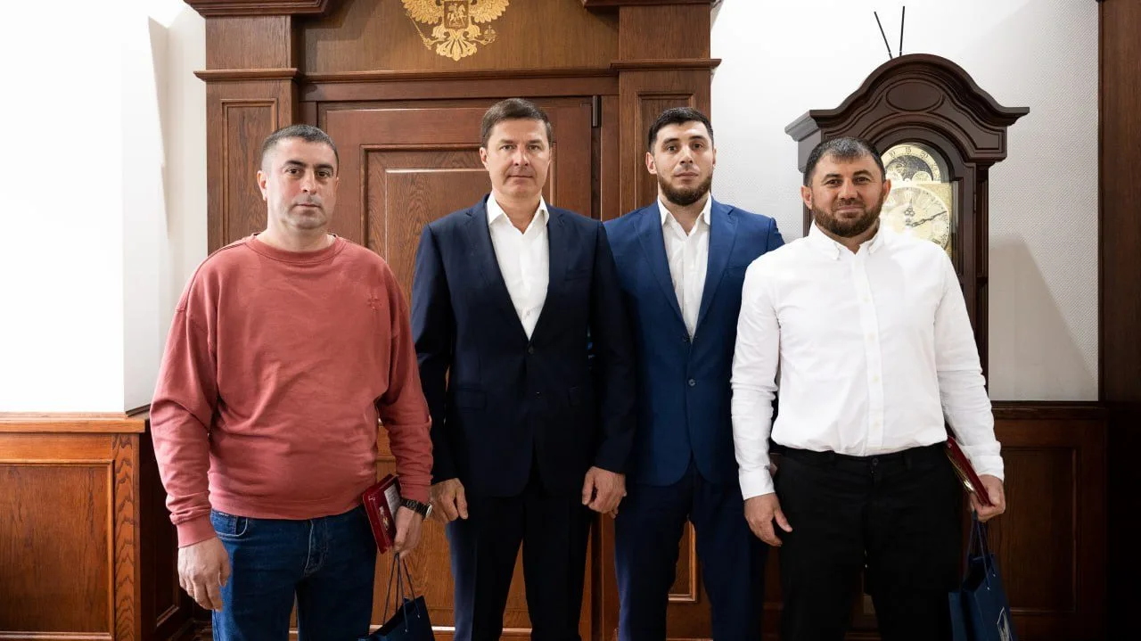 Глава Люберец вручил награды жителям, спасшим двухлетнего ребёнка