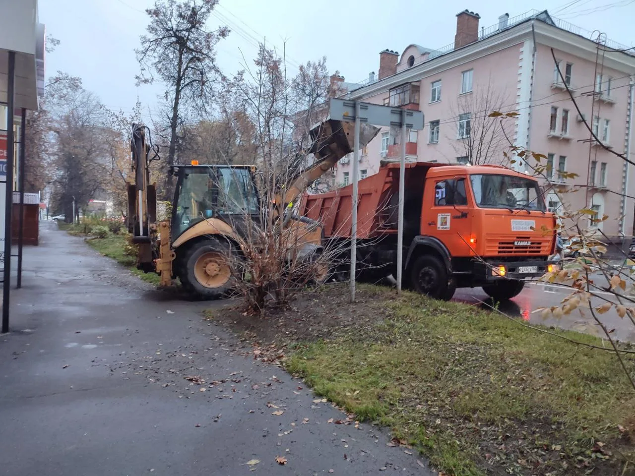 Почти 300 кубометров мусора и листвы вывезли в Люберцах за неделю