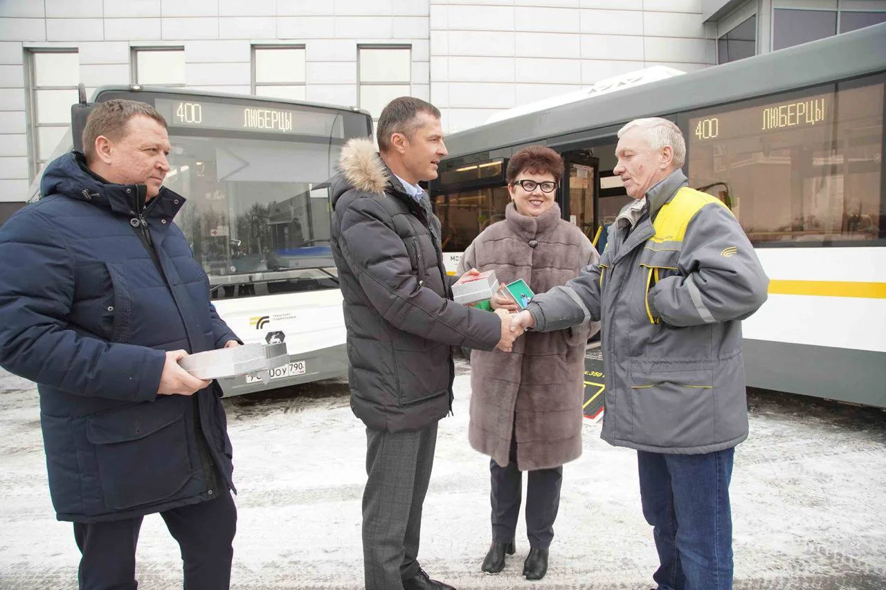 Владимир Волков вручил ключи от новых автобусов водителям Люберец