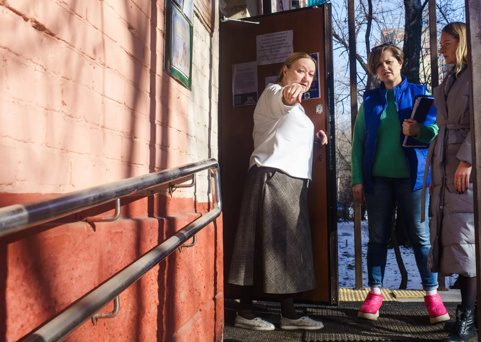 Актив «Единой России» проверил доступность библиотеки в Люберцах для маломобильных граждан