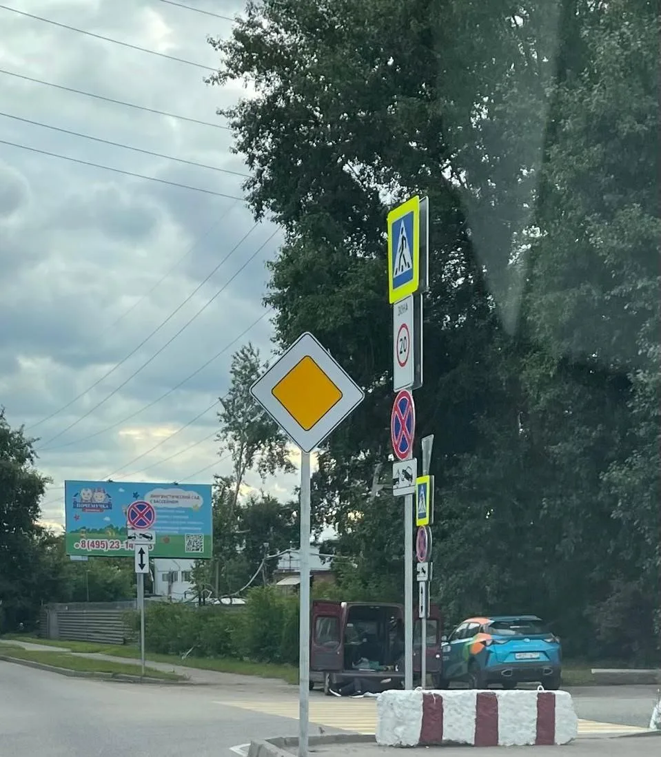 Ещё на двух улицах Люберец установили знаки, запрещающие остановку автомобилей