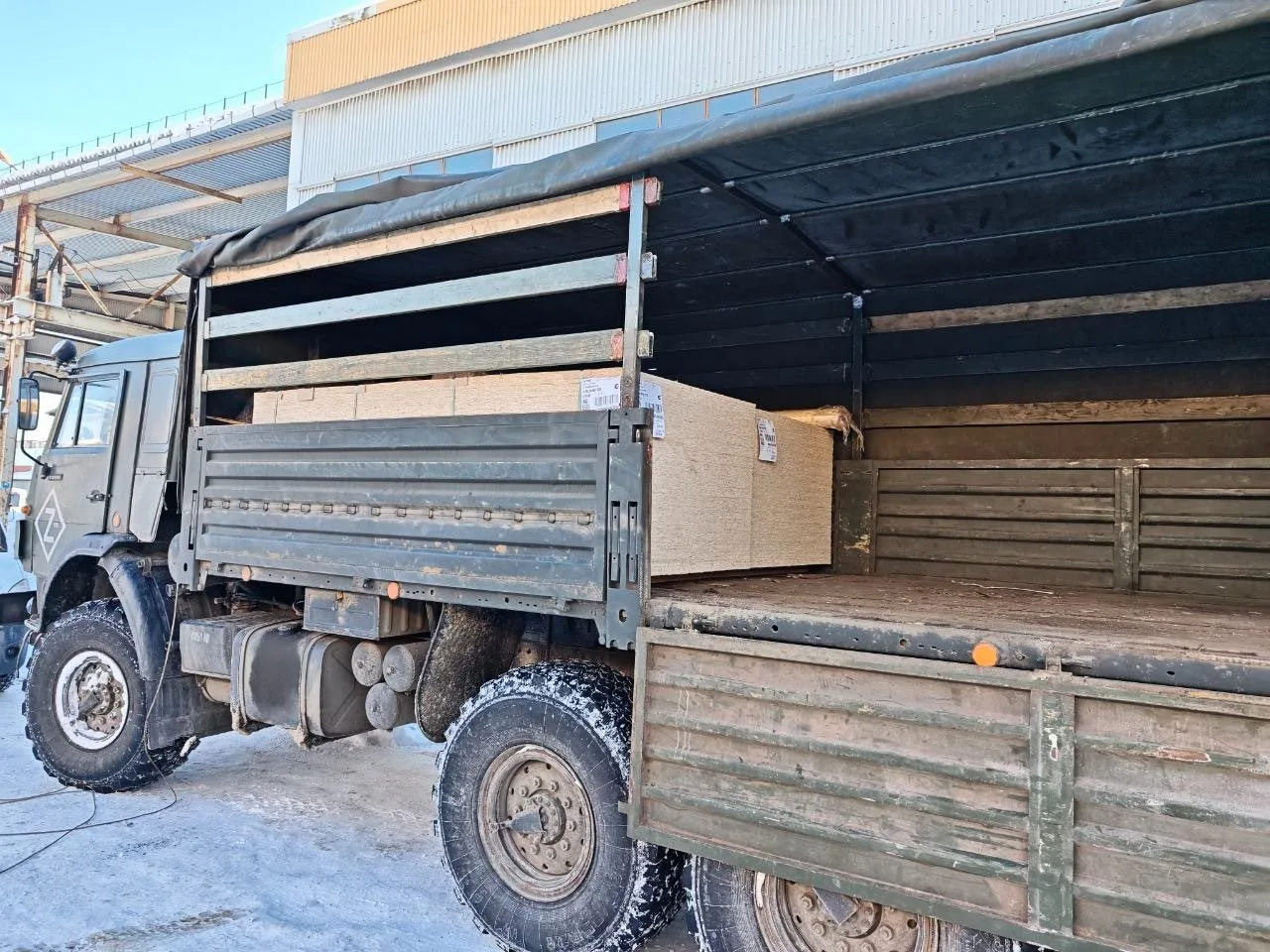 Строительные материалы и баннерную ткань для бойцов передали предприниматели и жители Люберец