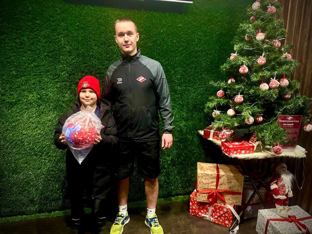 Акция «Ёлка желаний» прошла в футбольной школе «Спартак» Люберец