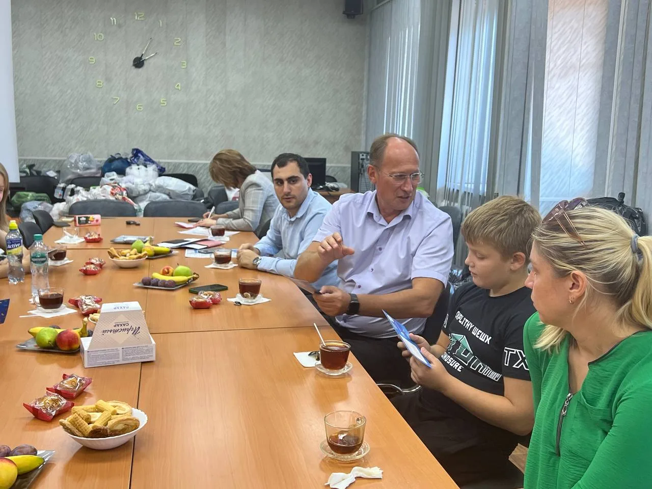 Игорь Коханый передал сертификаты на покупку школьных принадлежностей детям отцов, погибших в зоне СВО