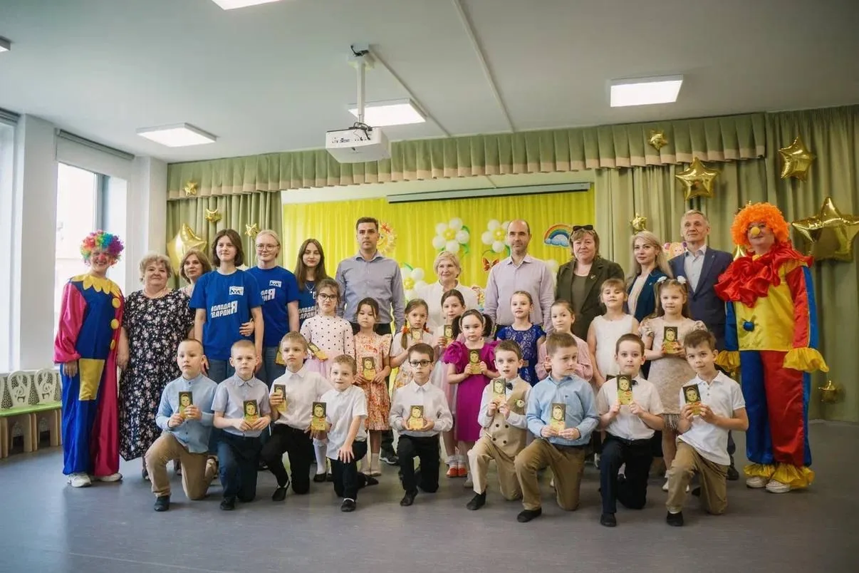 Единороссы Люберец поздравили будущих первоклассников с окончанием дошкольного обучения