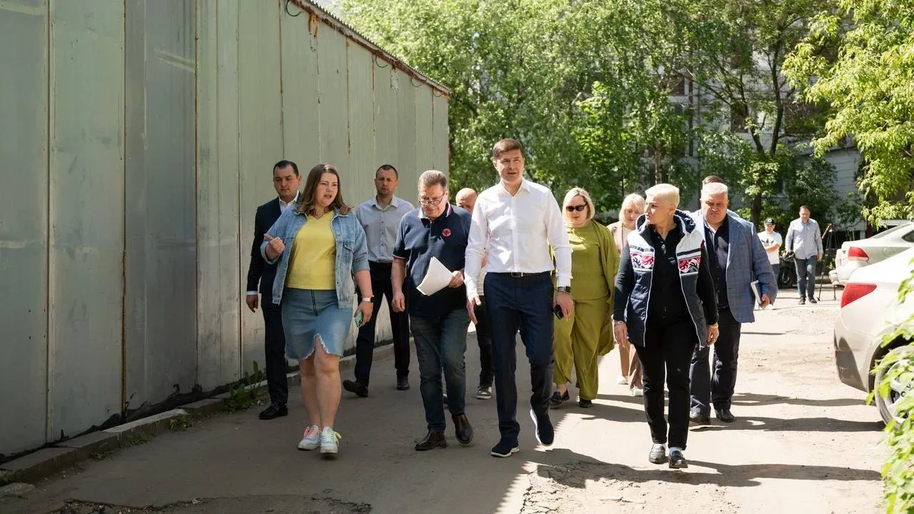 Владимир Волков обсудил с жителями Люберец расширение тротуара и ликвидацию парковки