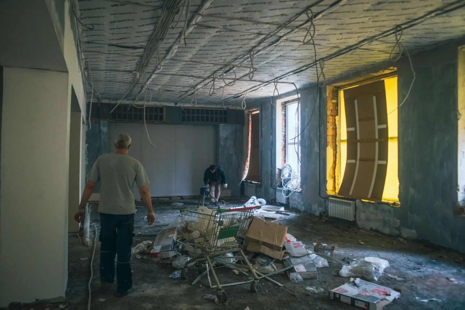 Работы по отделке стен стартовали в Центральной библиотеке им. Есенина Люберец 